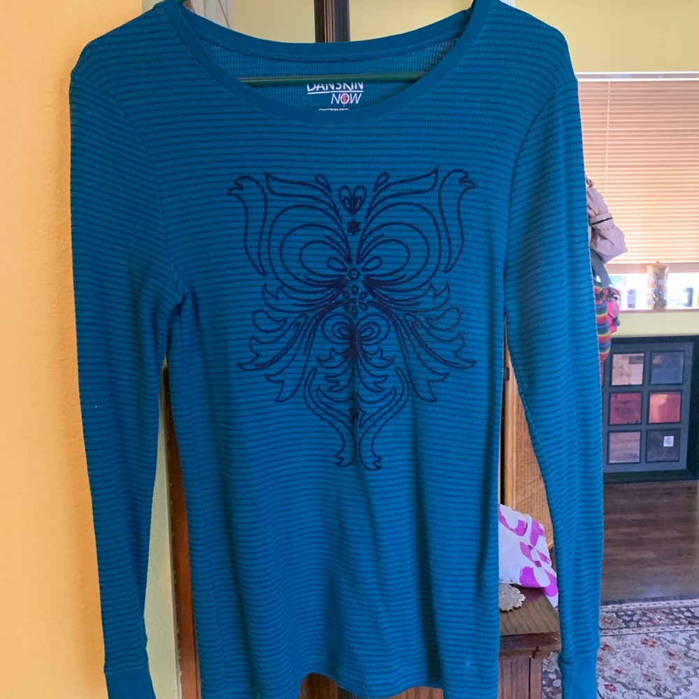Long Sleeve T Shirt color is the second picture